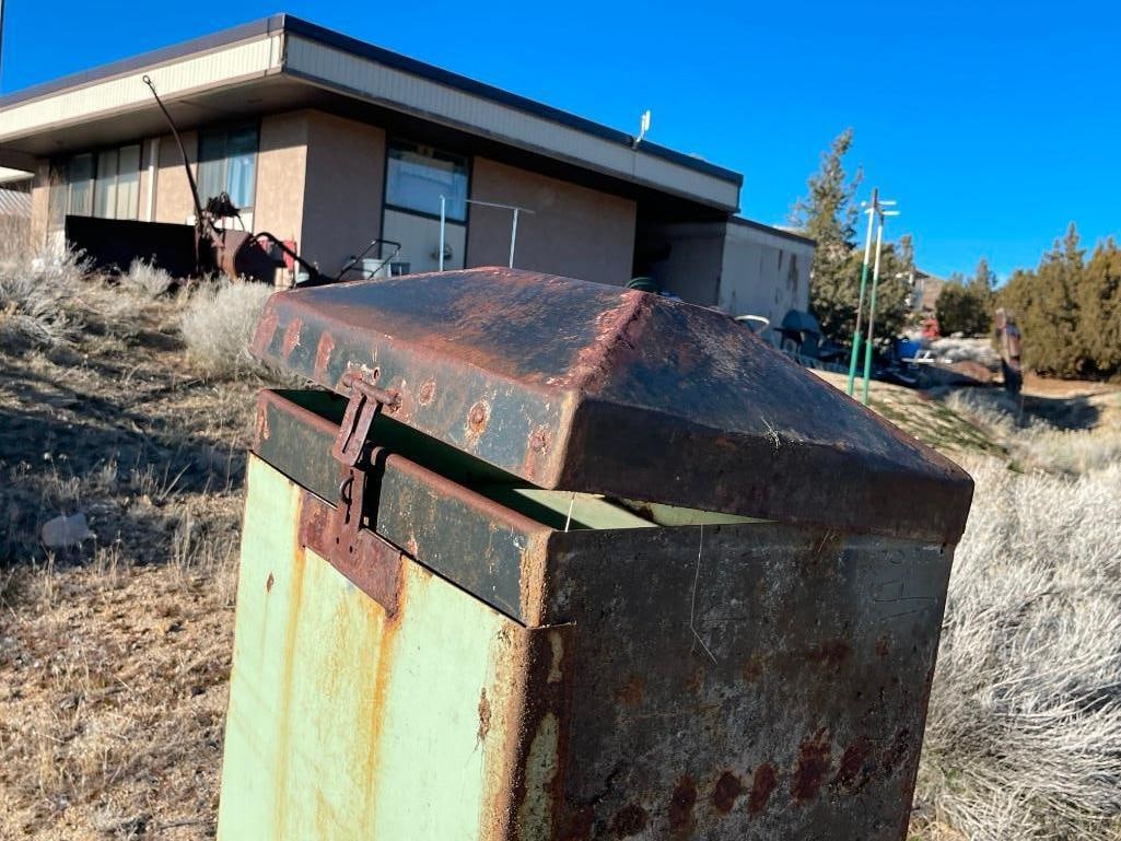 ANTIQUE INDUSTRIAL STEEL CONTAINER ON METAL CART - 8