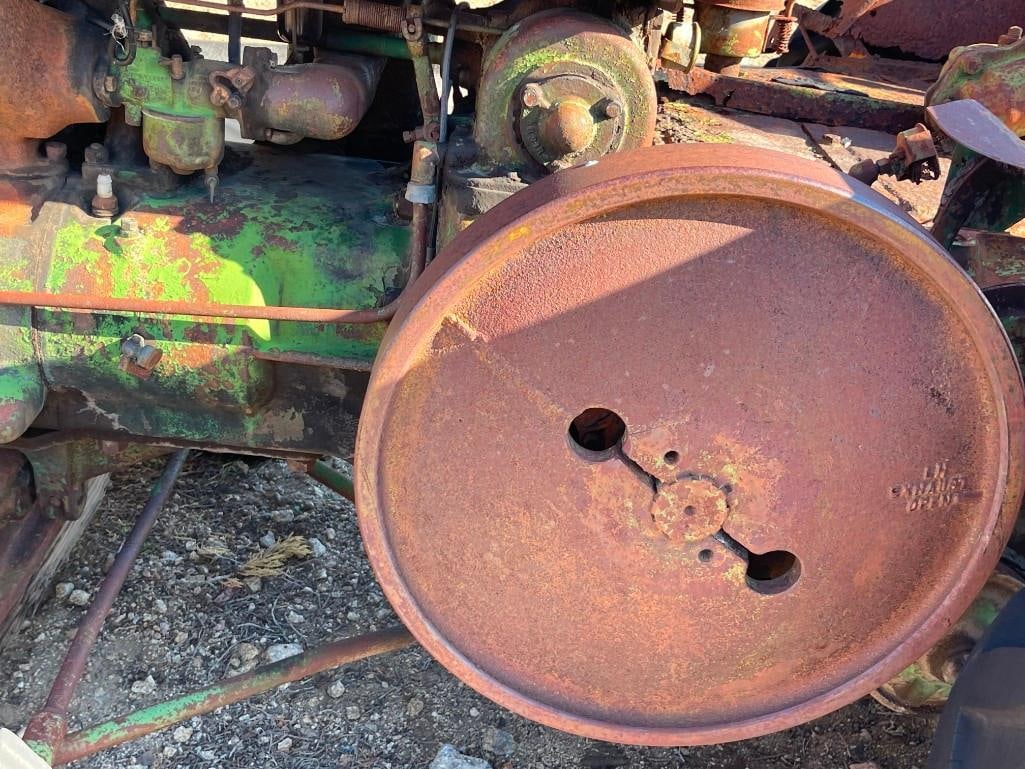 ANTIQUE JOHN DEERE MODEL D TRACTOR - 11