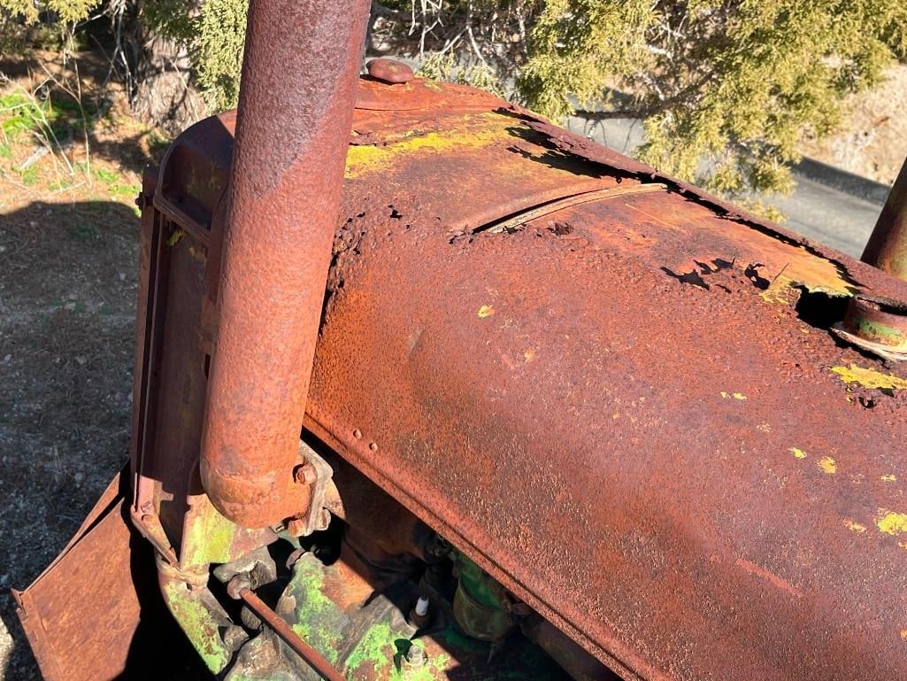 ANTIQUE JOHN DEERE MODEL D TRACTOR - 16