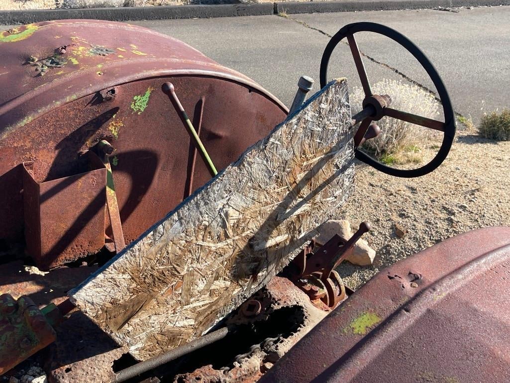ANTIQUE JOHN DEERE MODEL D TRACTOR - 17