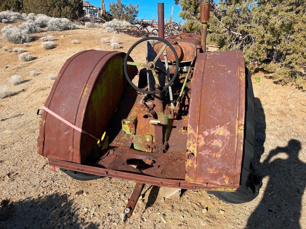 ANTIQUE JOHN DEERE MODEL D TRACTOR - 18