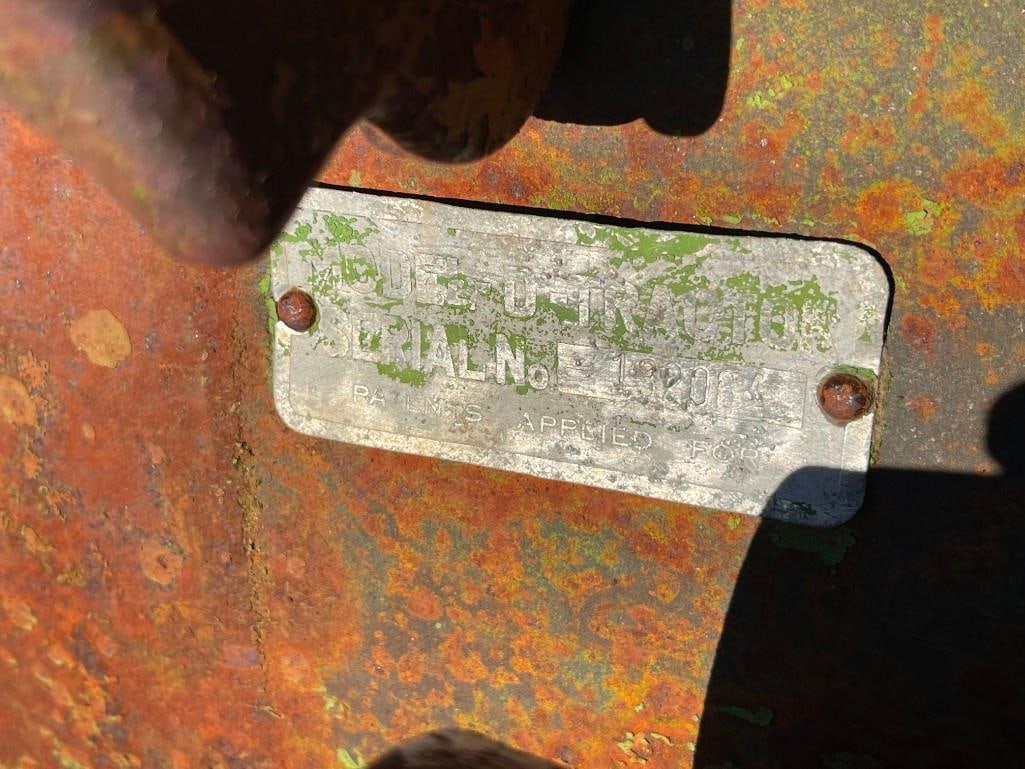 ANTIQUE JOHN DEERE MODEL D TRACTOR - 20