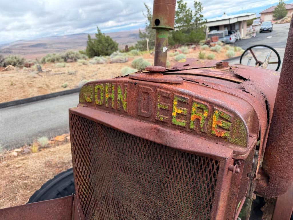 ANTIQUE JOHN DEERE MODEL D TRACTOR - 5