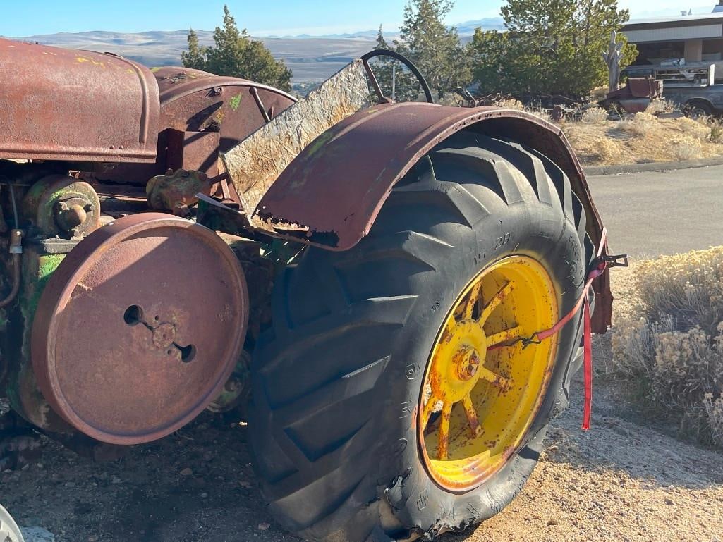 ANTIQUE JOHN DEERE MODEL D TRACTOR - 6