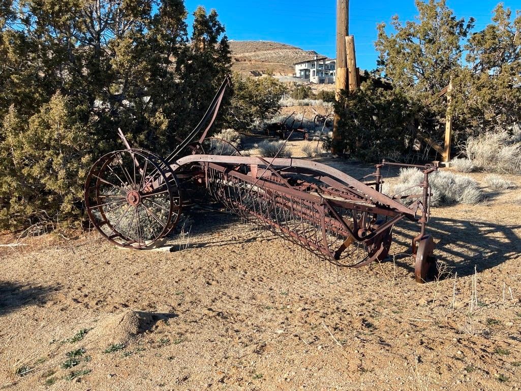 ANTIQUE TRACTOR DRAWN FARMING IMPLEMENT HAY RAKE (1 of 20)