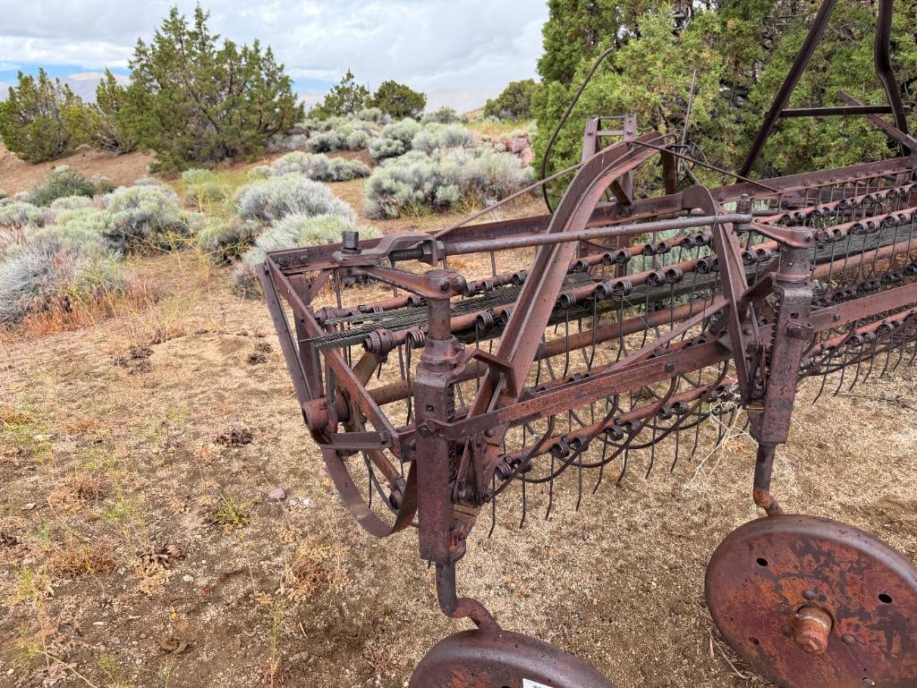 ANTIQUE TRACTOR DRAWN FARMING IMPLEMENT HAY RAKE - 20