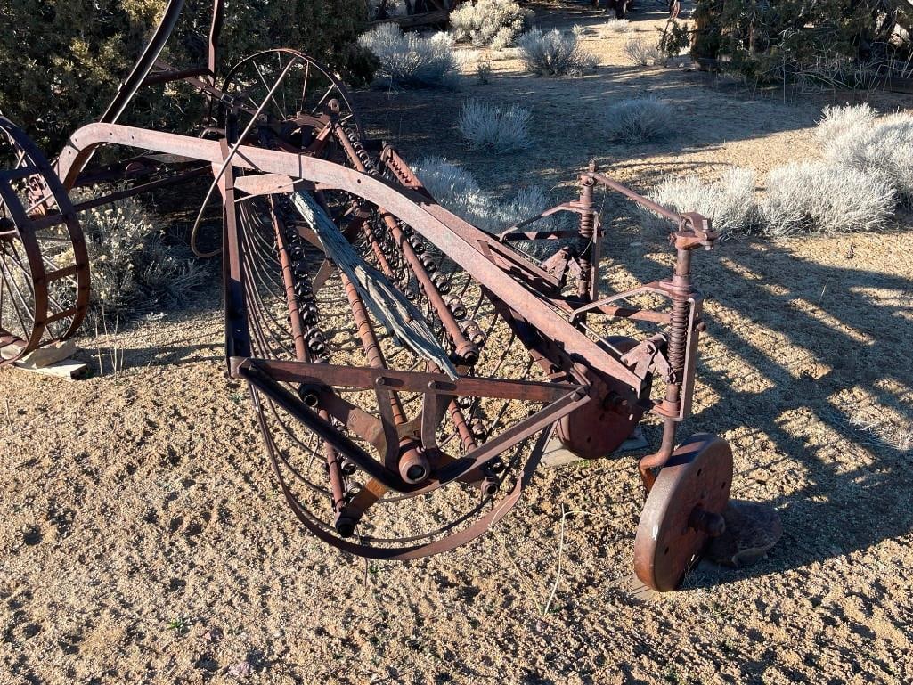 ANTIQUE TRACTOR DRAWN FARMING IMPLEMENT HAY RAKE - 2