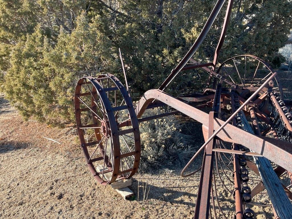 ANTIQUE TRACTOR DRAWN FARMING IMPLEMENT HAY RAKE - 7