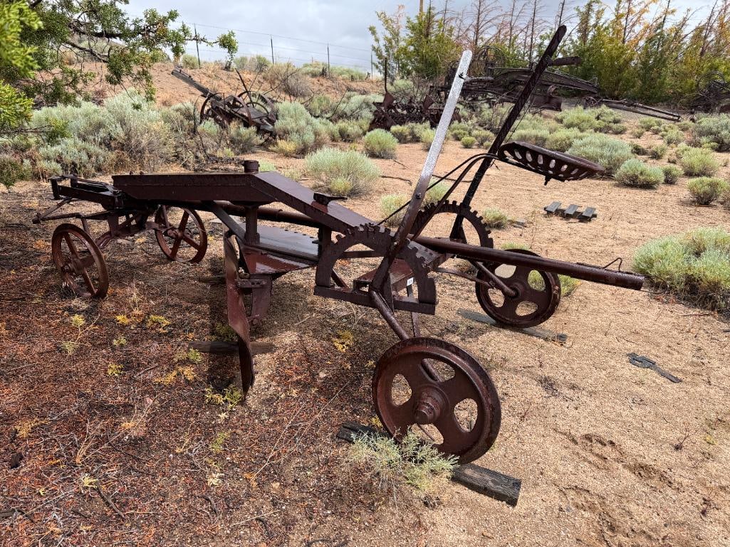 ANTIQUE HORSE DRAWN / TRACTOR EARLY 20TH CENTURY FARM IMPLEMENT PULL-TYPE ROAD GRADER (1 of 5)
