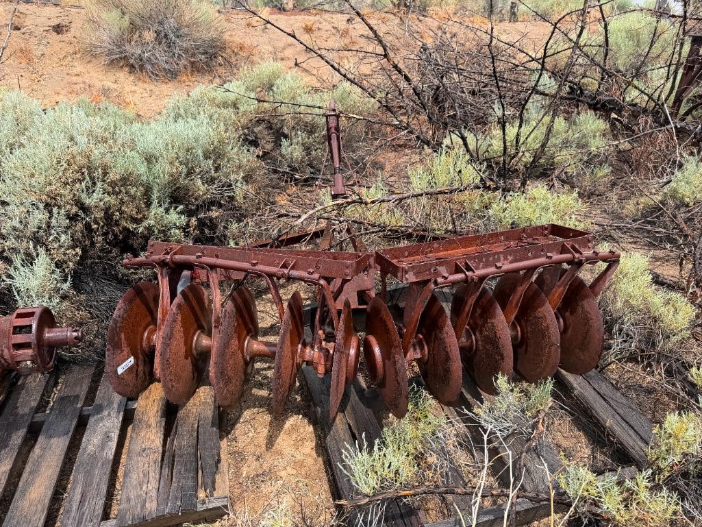 ANTIQUE TRACTOR DRAWN DISC HARROW FARM IMPLEMENT (1 of 5)