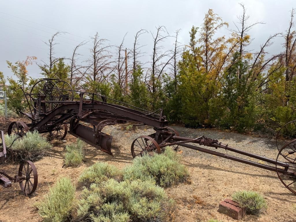 ANTIQUE TRACTOR DRAWN LEANING WHEEL GRADER GIANT ROADKING BY J.D. ADAMS & CO. INDIANAPOLIS, INDIANA (1 of 8)