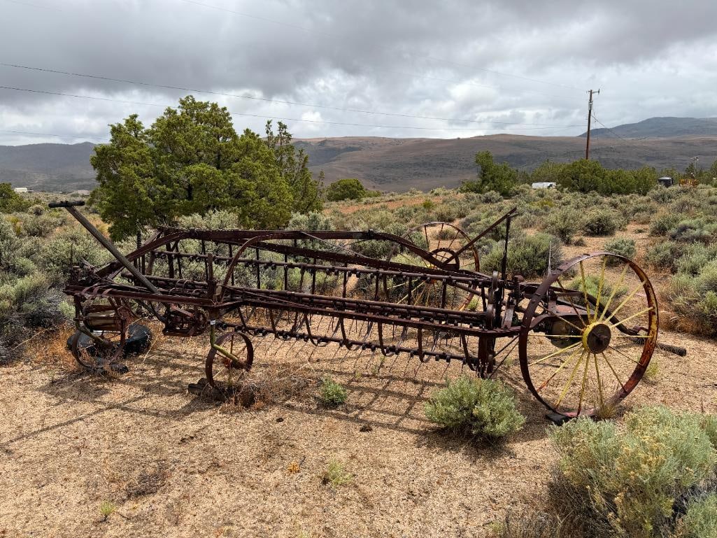 ANTIQUE JOHN DEERE SIDE DELIVERY HAY RAKE TRACTOR DRAWN FARMING IMPLEMENT (1 of 7)