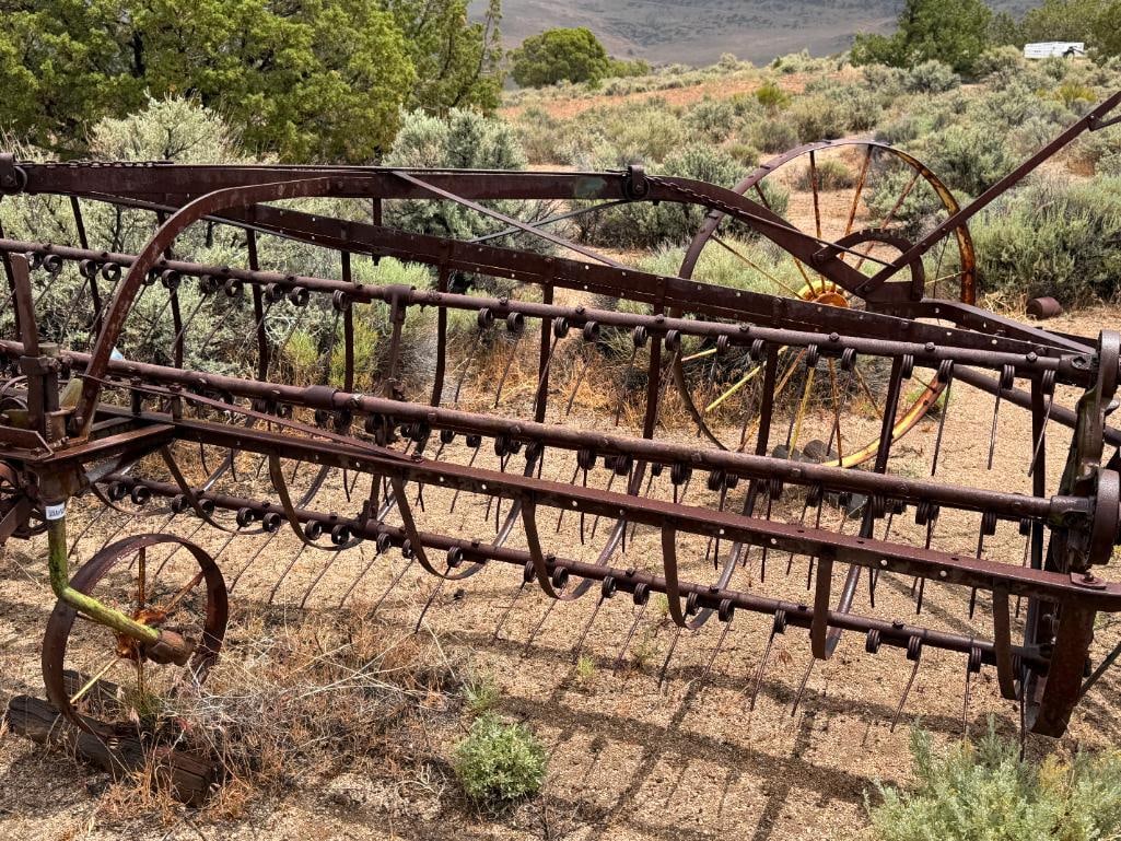 ANTIQUE JOHN DEERE SIDE DELIVERY HAY RAKE TRACTOR DRAWN FARMING IMPLEMENT - 2