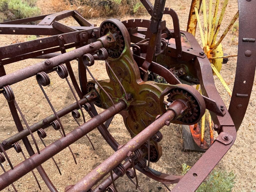 ANTIQUE JOHN DEERE SIDE DELIVERY HAY RAKE TRACTOR DRAWN FARMING IMPLEMENT - 5