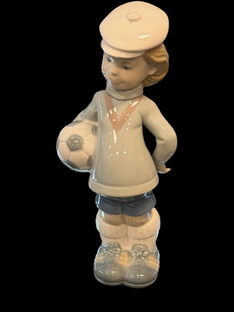 LLADRO FINE PORCELAIN FIGURINE SOCCER PLAYER NO. 4967 INTRODUCED IN 1977 DESIGNED BY JUAN HUERTA (1 of 5)