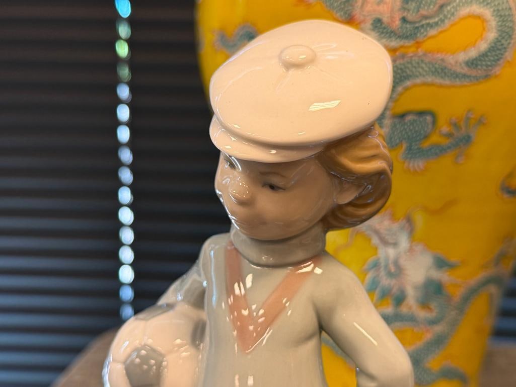 LLADRO FINE PORCELAIN FIGURINE SOCCER PLAYER NO. 4967 INTRODUCED IN 1977 DESIGNED BY JUAN HUERTA - 2