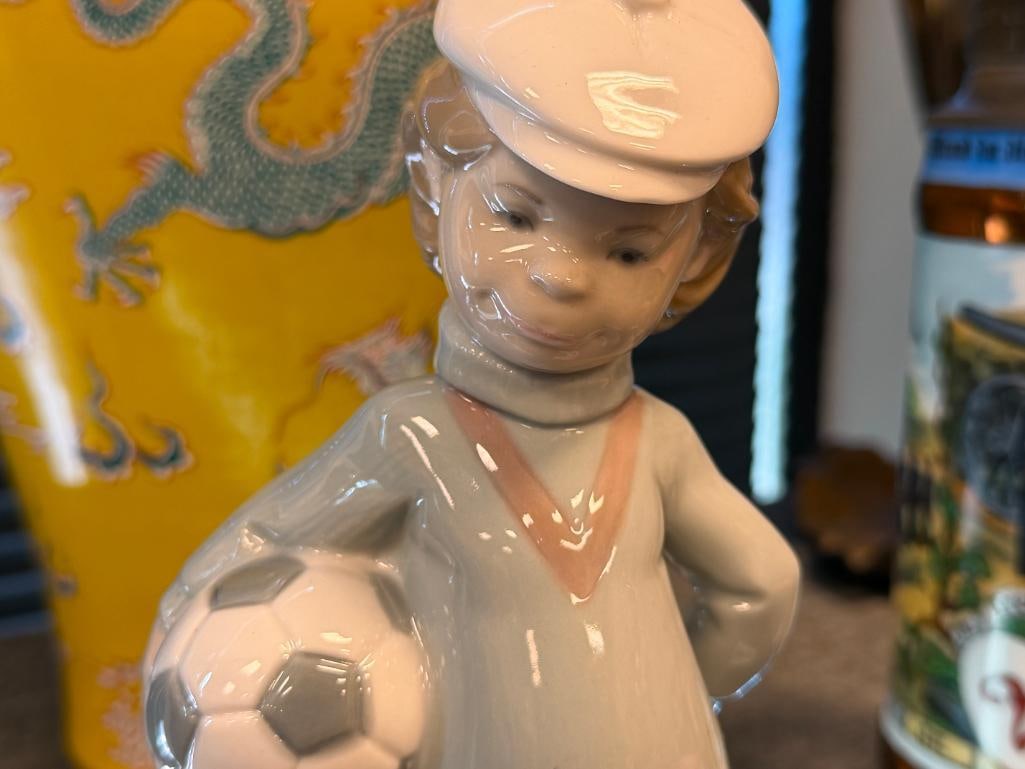 LLADRO FINE PORCELAIN FIGURINE SOCCER PLAYER NO. 4967 INTRODUCED IN 1977 DESIGNED BY JUAN HUERTA - 3