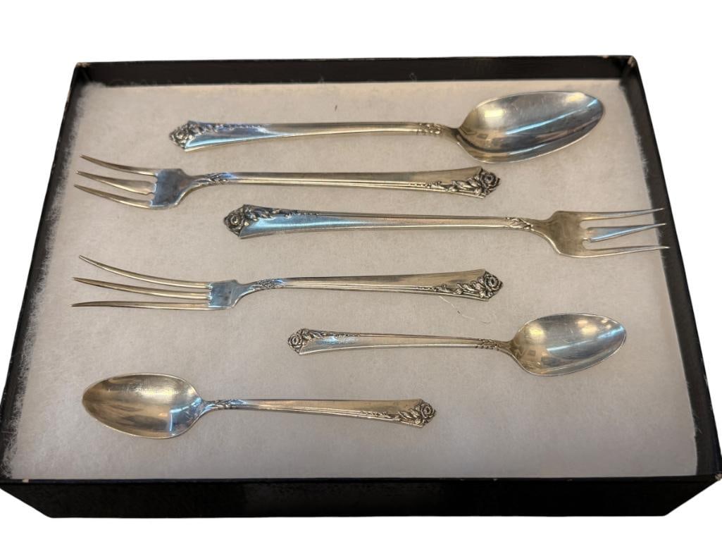 HEIRLOOM STERLING SILVER FLATWARE SET PIECES DAMASK ROSE PATTERN 101 GRAMS TOTAL: SIX PIECES TOTAL, COMBINED WEIGHT OF 101 GRAMS