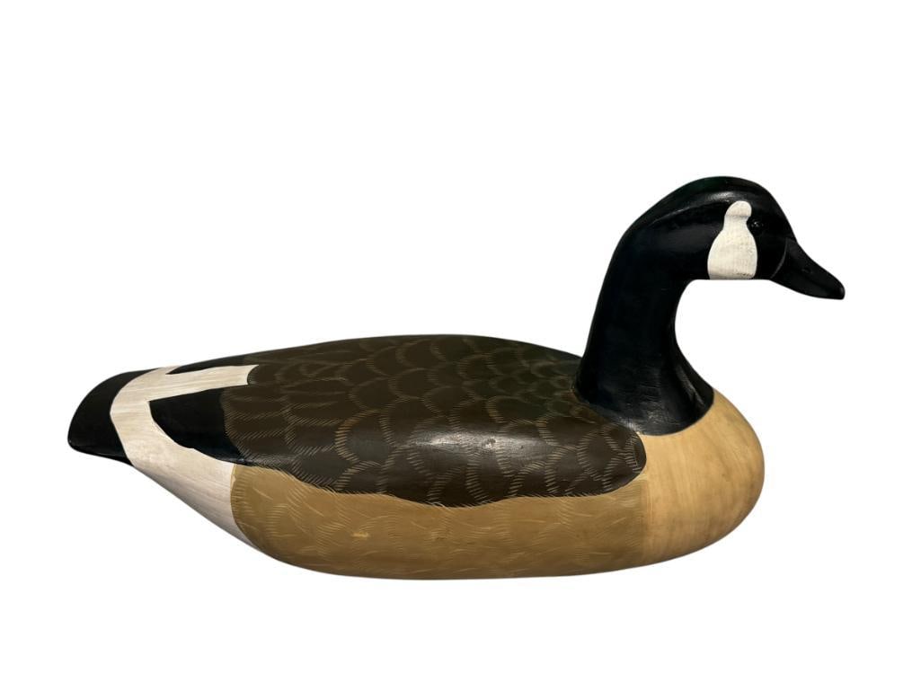 HAND CRAFTED CANADA GOOSE WOODEN DECOY WITH HAND PAINTED FEATHERS AND GLASS EYES (1 of 6)