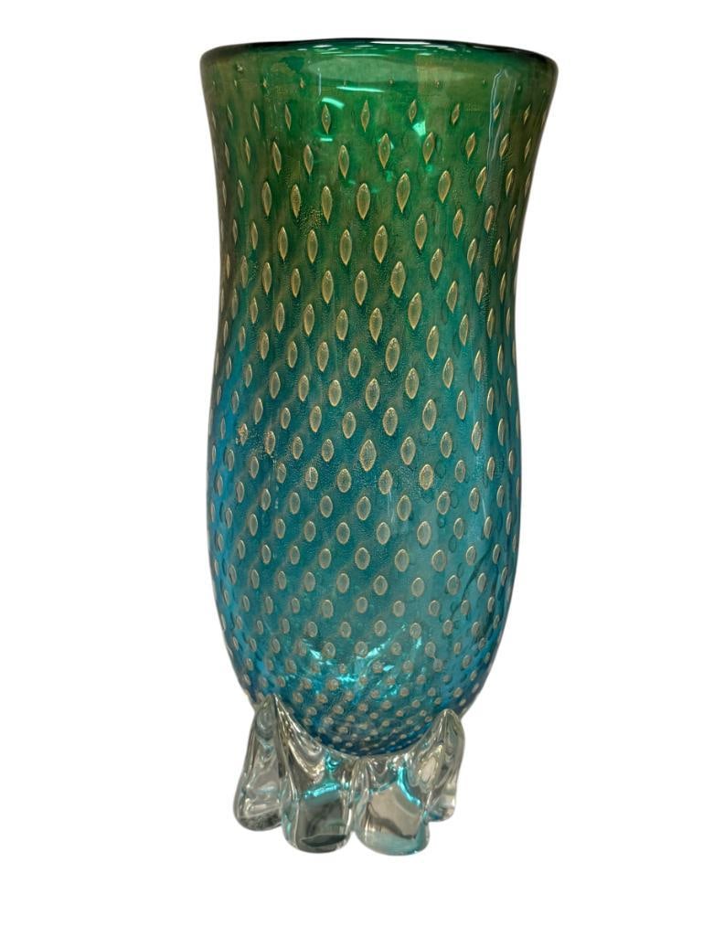 MID-CENTURY EMERALD GREEN TO TEAL MURANO BULLICANTE ART GLASS VASE WITH FREE FORM STYLE CLEAR BASE: FEATURES GOLD ACCENTS, GRID-LIKE DESIGN, NO CHIPS 14 1/4" H