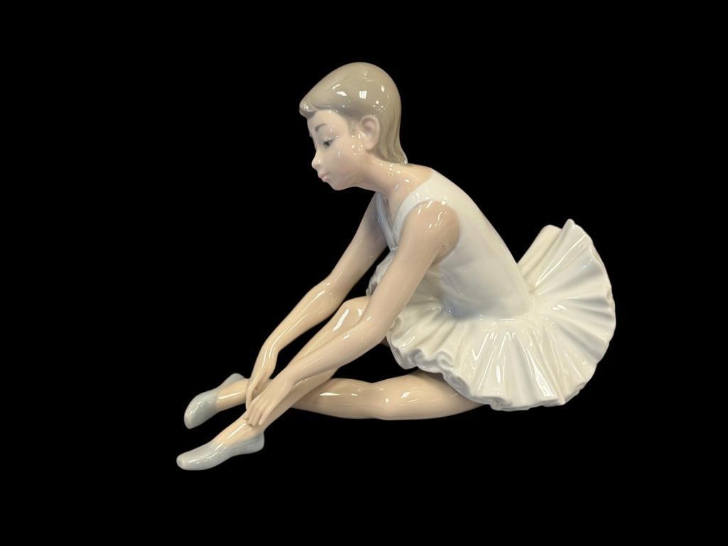 NAO LLADRO FINE PORCELAIN FIGURINE SITTING BALLERINA MADE IN SPAIN: NO DAMAGE OR REPAIRS 5 3/4" H