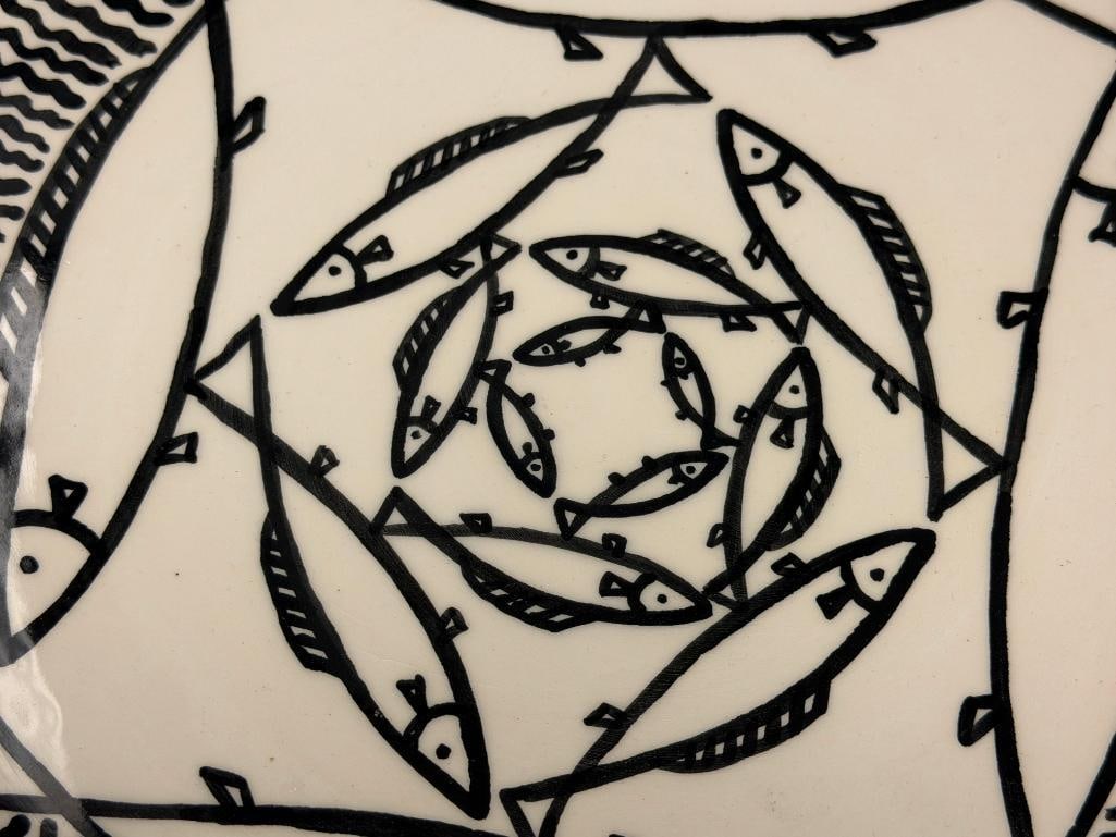 20TH CENTURY POTTERY KALEIDOSCOPE FISH PLATE SIGNED - 2