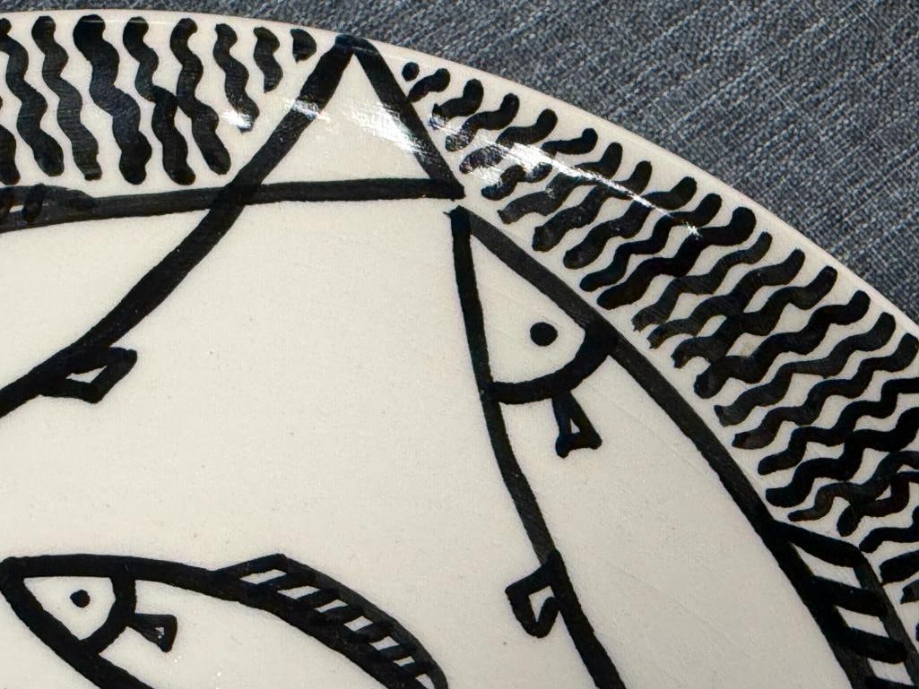 20TH CENTURY POTTERY KALEIDOSCOPE FISH PLATE SIGNED - 3
