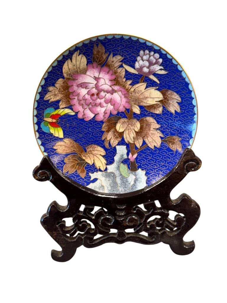 JINGFA CLOISONNE ENAMELED PLATE RENOWNED AWARD WINNING BEIJING ENAMEL FACTORY: FLORAL AND BUTTERFLY PLATE WITH VIBRANT BLUE CLOUD BACKGROUND, WITH JINGFA LABEL ON THE BACK, INCLUDES LACQUERED WOODEN PLATE STAND 5" ROUND PLATE 