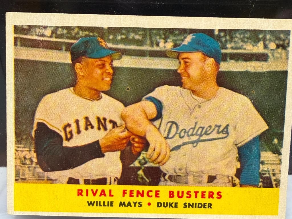 1958 TOPPS # 436 WILLIE MAYS DUKE SNIDER RIVAL FENCE BUSTERS BASEBALL CARD - 2