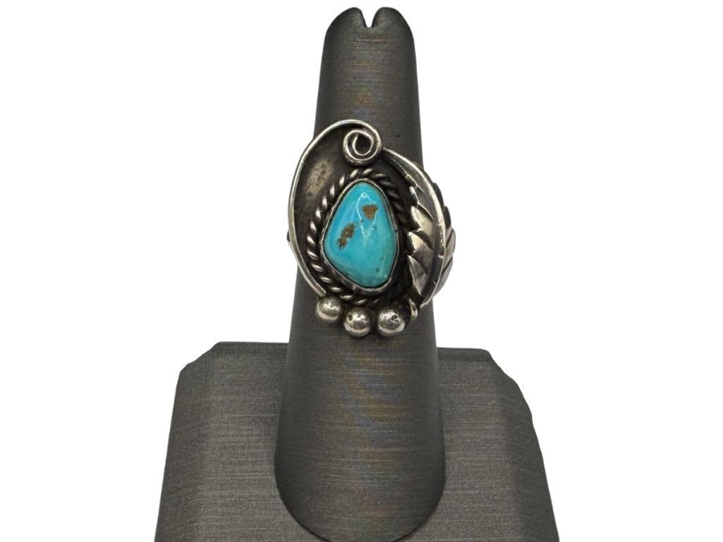 VINTAGE NAVAJO STERLING SILVER TURQUOISE RING FEATURING TOOLED FIGURAL FEATHER AND BEAD DESIGN: SIZE 6 1/2, 1 1/8" FRONT, 9.77 GRAMS