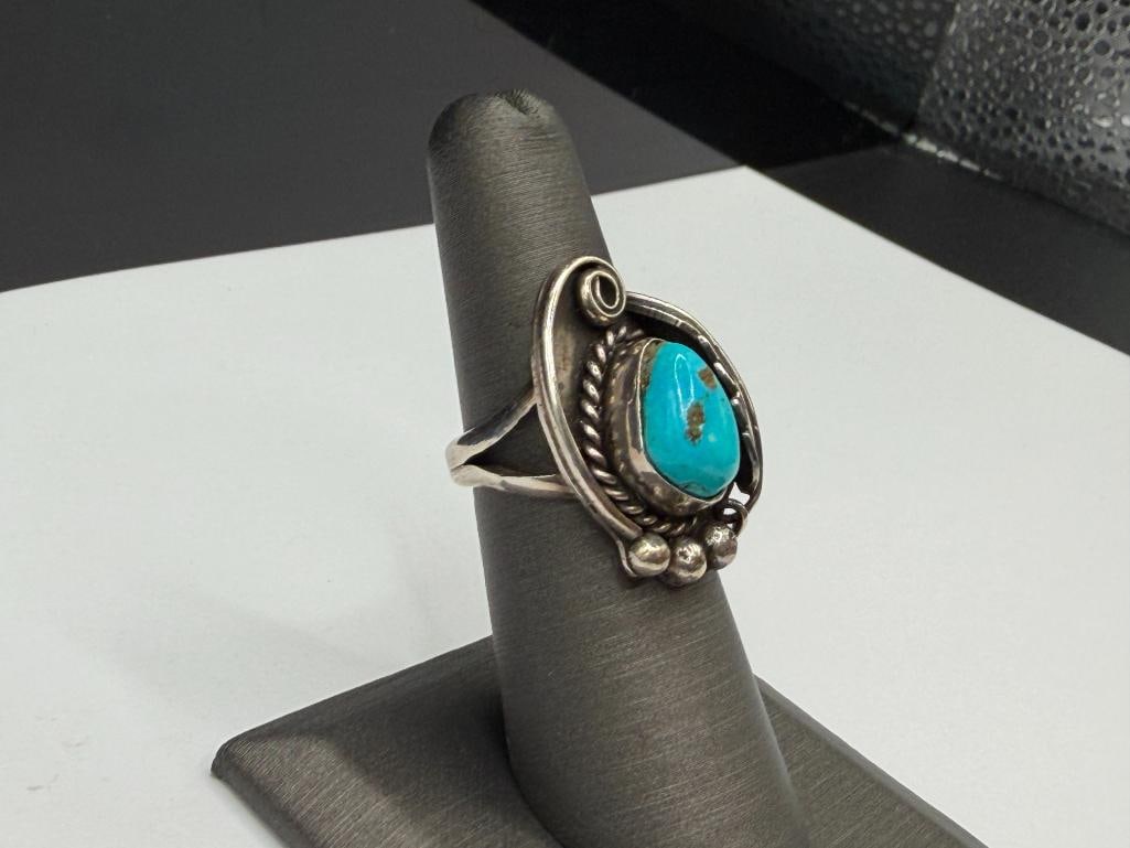 VINTAGE NAVAJO STERLING SILVER TURQUOISE RING FEATURING TOOLED FIGURAL FEATHER AND BEAD DESIGN - 2