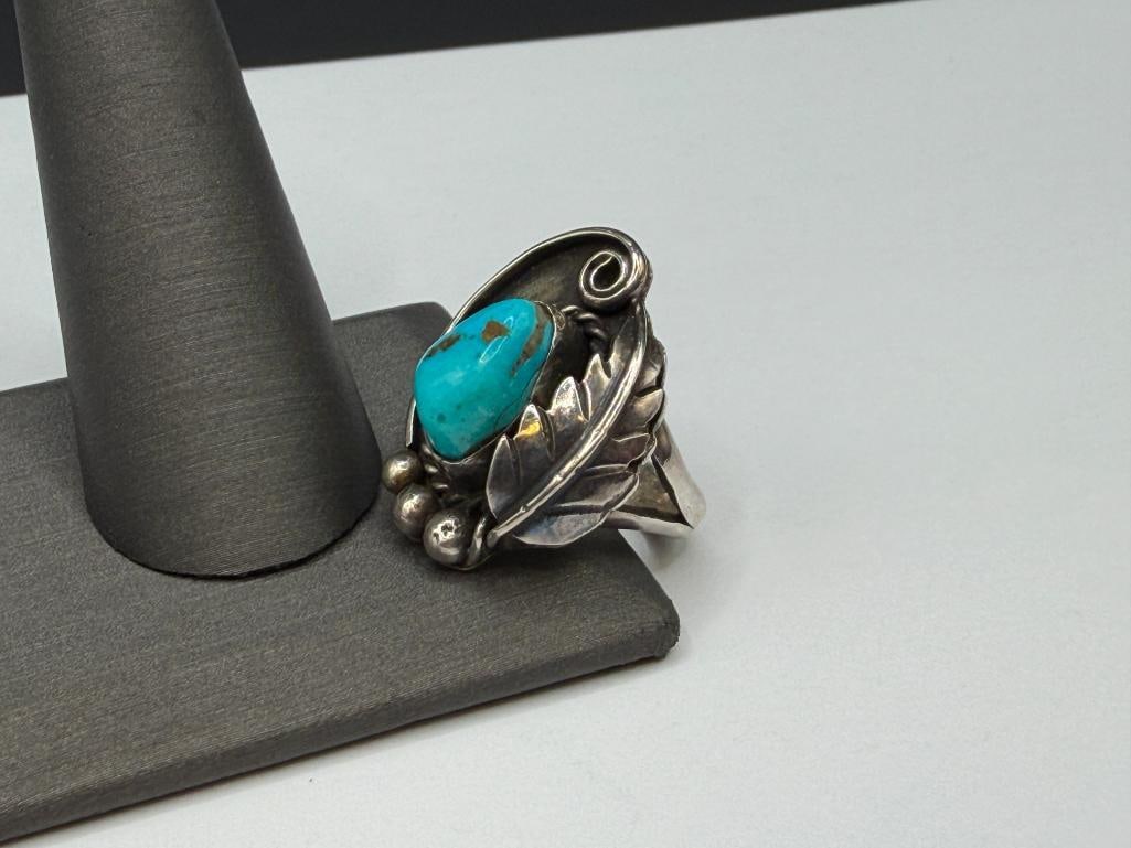 VINTAGE NAVAJO STERLING SILVER TURQUOISE RING FEATURING TOOLED FIGURAL FEATHER AND BEAD DESIGN - 3