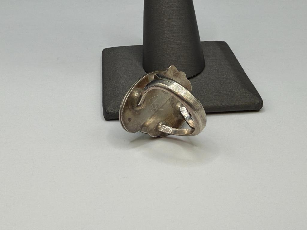 VINTAGE NAVAJO STERLING SILVER TURQUOISE RING FEATURING TOOLED FIGURAL FEATHER AND BEAD DESIGN - 4