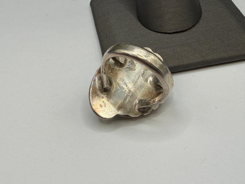 VINTAGE NAVAJO STERLING SILVER TURQUOISE RING FEATURING TOOLED FIGURAL FEATHER AND BEAD DESIGN - 5