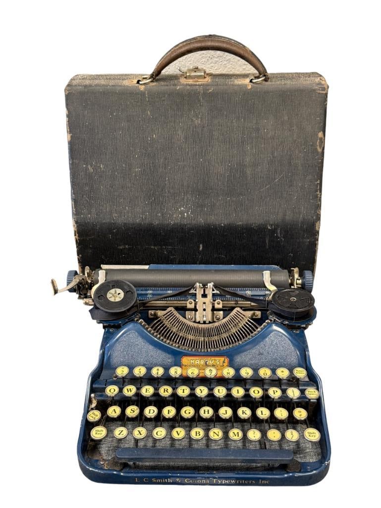 1920'S AND 1930'S CORONA MODEL 4 BLUE PORTABEL TYPEWRITER L.C. SMITH / CORONA: INCLUDES ORIGINAL HARDSHELL CASE, WILL NEED REPAIR