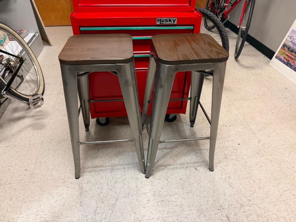 PAIR OF INDUSTRIAL STYLE SQUARE BAR STOOLS WITH METAL FRAMES AND WOOD SEATS - 2