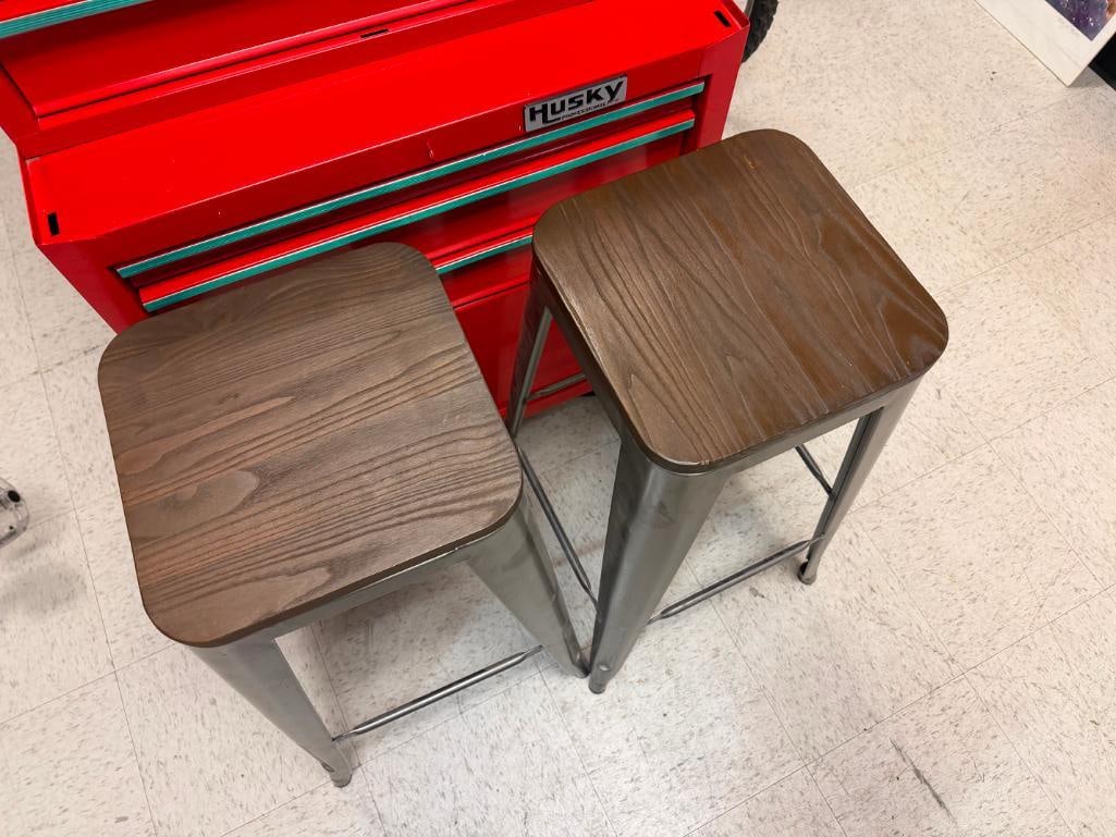 PAIR OF INDUSTRIAL STYLE SQUARE BAR STOOLS WITH METAL FRAMES AND WOOD SEATS - 3