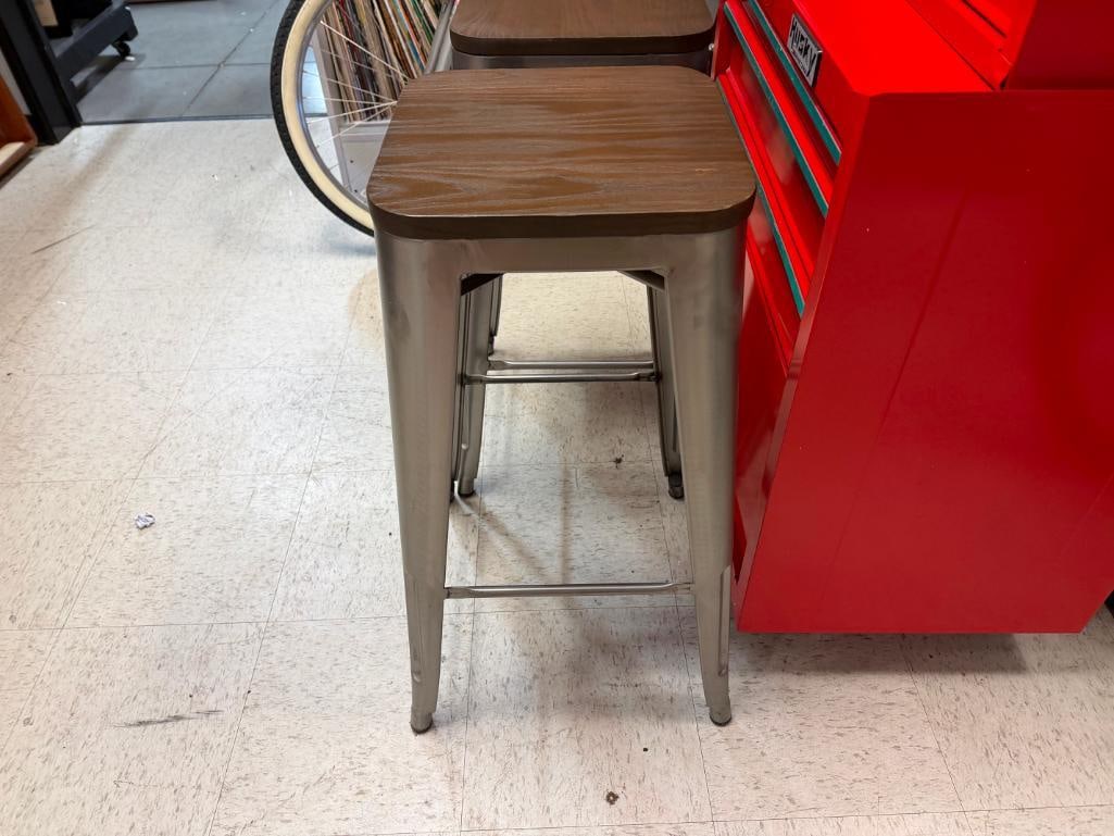 PAIR OF INDUSTRIAL STYLE SQUARE BAR STOOLS WITH METAL FRAMES AND WOOD SEATS - 4