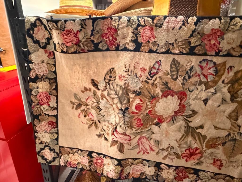 DREXEL HERITAGE ACCESSORIES 100% WOOL NEEDLEPOINT RUG FEATURING FLORAL MOTIF - 10