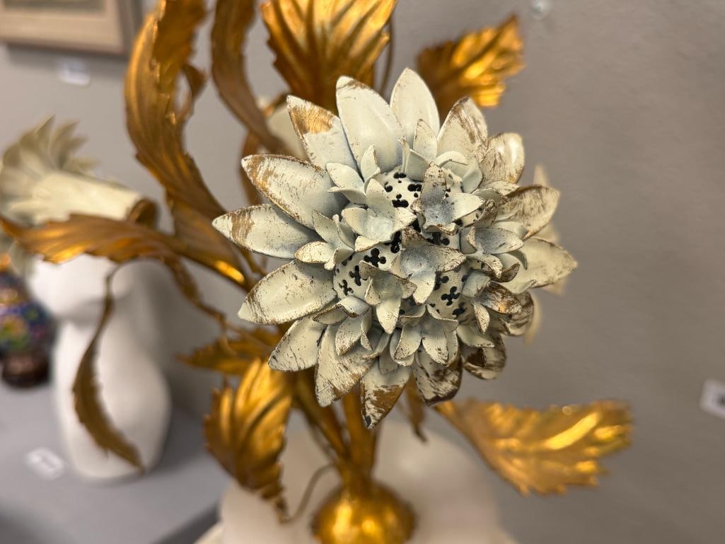 VINTAGE ITALIAN TOLE FLORAL BOUQUET TABLE LAMP GOLD GILT LEAVES IN STONE PLANTER HOLLYWOOD REGENCY - 3