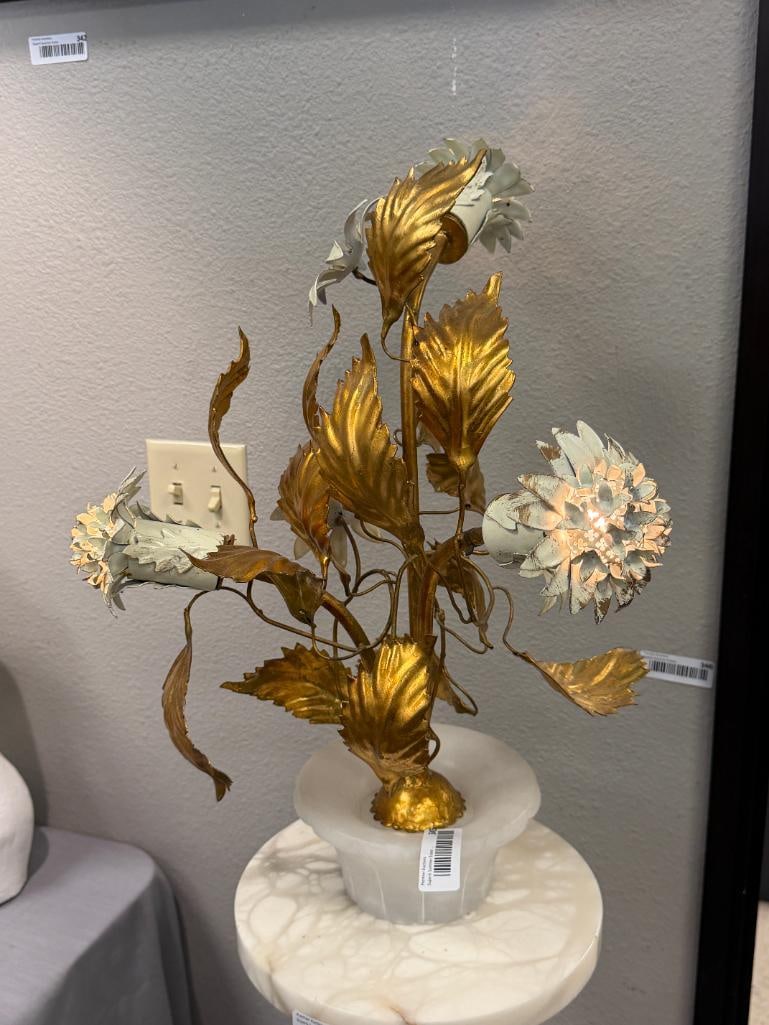 VINTAGE ITALIAN TOLE FLORAL BOUQUET TABLE LAMP GOLD GILT LEAVES IN STONE PLANTER HOLLYWOOD REGENCY - 8