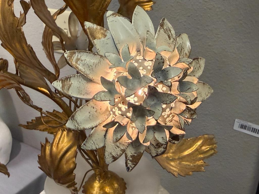VINTAGE ITALIAN TOLE FLORAL BOUQUET TABLE LAMP GOLD GILT LEAVES IN STONE PLANTER HOLLYWOOD REGENCY - 9