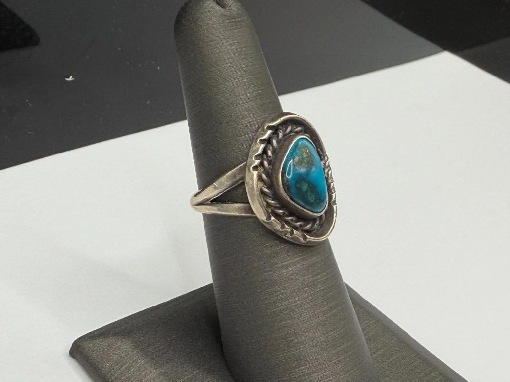 NAVAJO STERLING SILVER TURQUOISE RING FEATURING ROPE BORDER AROUND TURQUOISE - 2