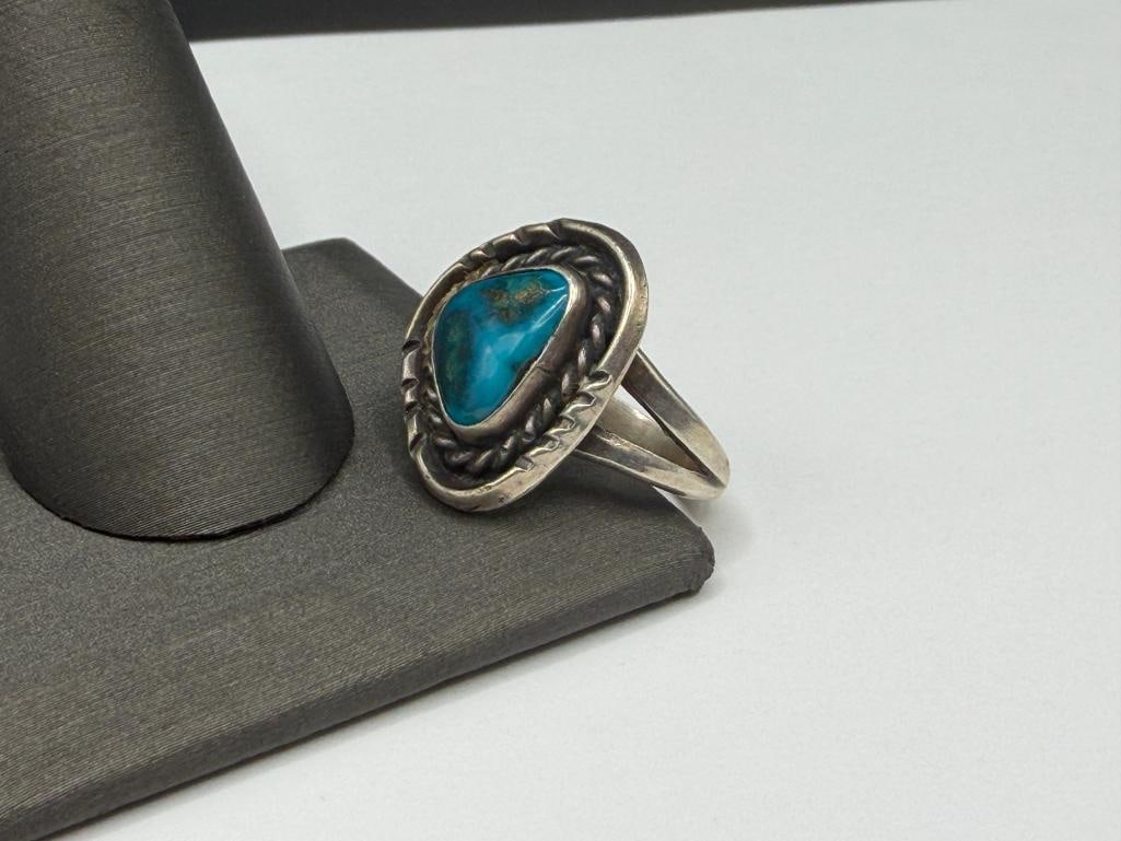 NAVAJO STERLING SILVER TURQUOISE RING FEATURING ROPE BORDER AROUND TURQUOISE - 3