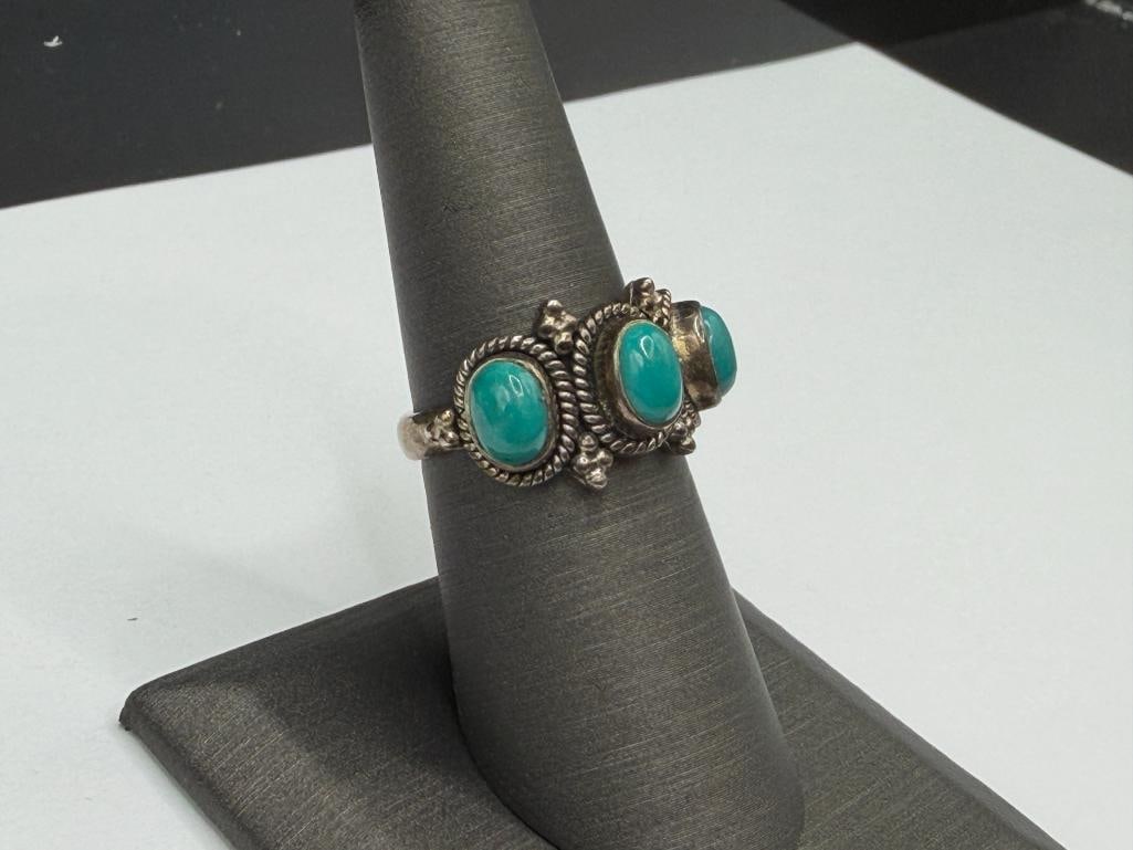 STERLING SILVER GREEN TURQUOISE RING FEATURING THREE OVAL CABOCHON TURQUOISE - 2