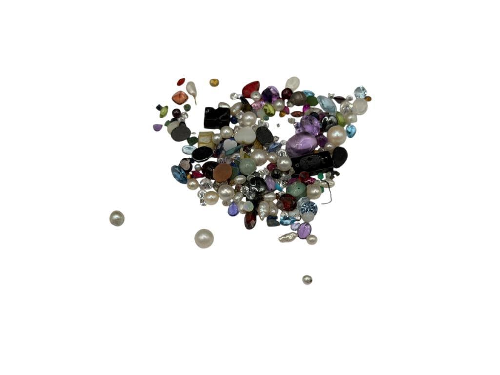 APPROX. 135CTTW OF ASSORTED LOOSE GEMSTONES AND SIMULATED GEMSTONES: INCLUDES VARIOUS CUTS, AMETHYST, CABOCHONS, BEADS, PEARLS, AND MORE 135CTTW