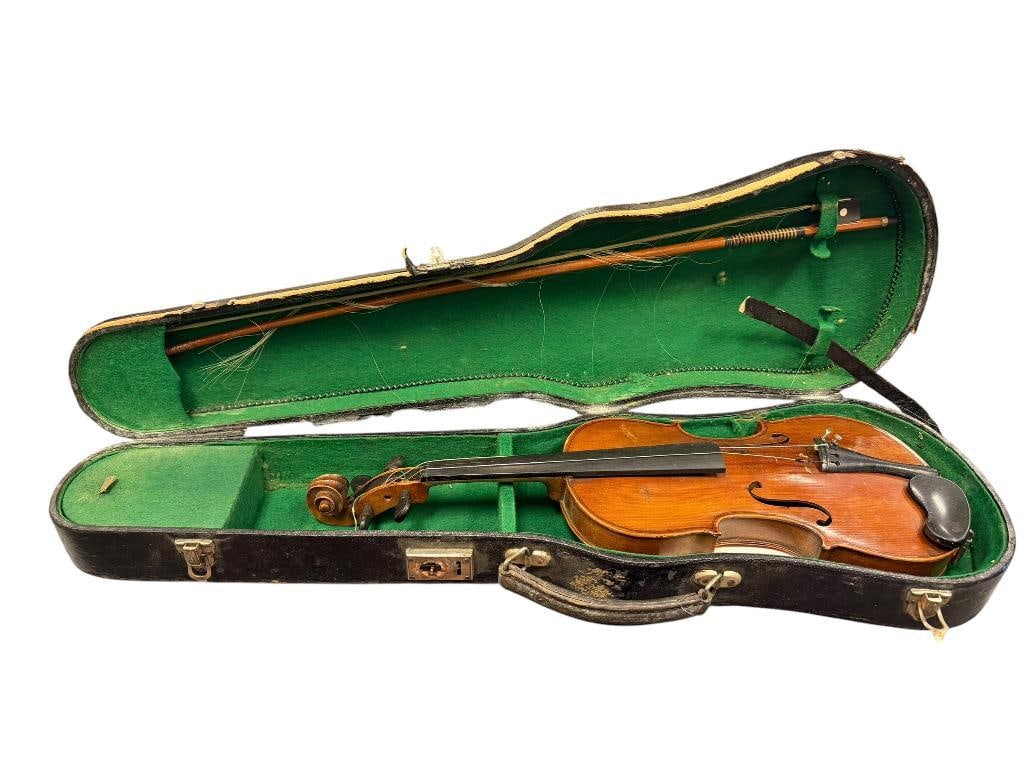 ANTONIUS STRADIVARIUS CREMONENSIS FACIEAT ANNO 1734 GERMAN MADE VIOLIN: VIOLIN SHOWS HEAVY WEAR INCLUDES BOW AND HARD SHELL CASE