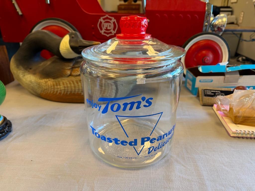 CIRCA 1950'S TOM'S TOASTED PEANUTS COUNTER TOP / GENERAL STORE GLASS JAR (1 of 10)