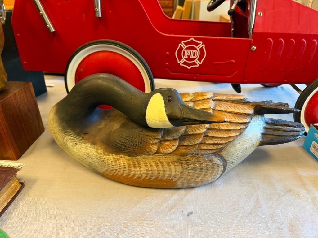 SINGING TREE LIFE-SIZE CANADA GOOSE RESIN DECOY (1 of 8)