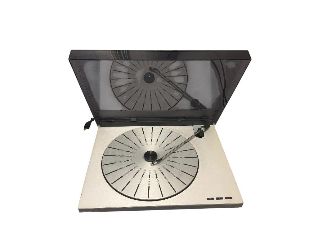 BANG AND OLUFEN BEOGRAD RX2 TYPE 5833 TURNTABLE: POWERS ON